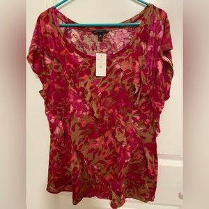 Red abstract short sleeve shirt with subtle ruffles, banana republic size XL